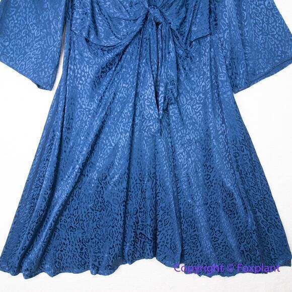 New! Eloquii women Blue Leopard Print Satin Textured Tie Front‎ Dress, size 16 - Picture 4 of 16